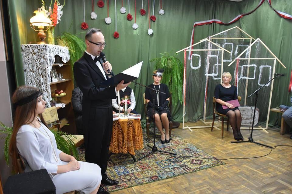 Specjalnie przygotowana na okoliczność wydarzenia scenografia oraz stroje sprawiły, że czytający i słuchający mogli lepiej wczuć się w klimat lektury. <br/>fot.materiały organizatora