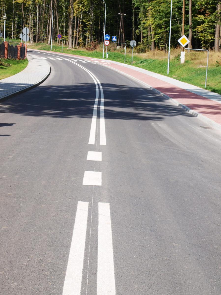 Przeszło kilometrowy fragment ulicy Wysockiego został m.in. poszerzony, wybudowano chodniki oraz ścieżkę rowerową (po prawej stronie), a także cztery zatoki autobusowe z wiatami przystankowymi.<br/>fot.Mariusz Godos