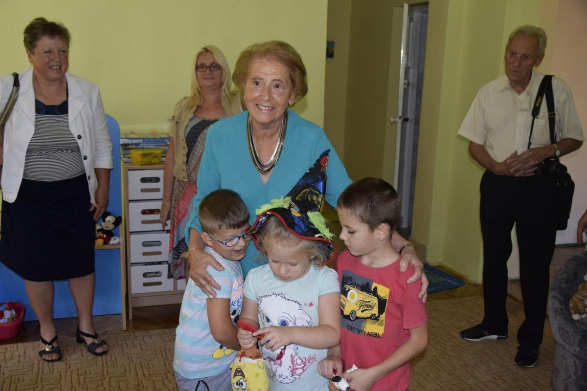 Goście z Belgii mieli okazję zobaczyć, jak zostały spożytkowane zebrane przez nich pieniądze (8,5 tys. euro) oraz wspólnie z dziećmi cieszyć się nowymi możliwościami nauki i zabawy. Marie-Therese Wolfs w towarzystwie dzieci...<br/>fot.ze zbiorów własnych
