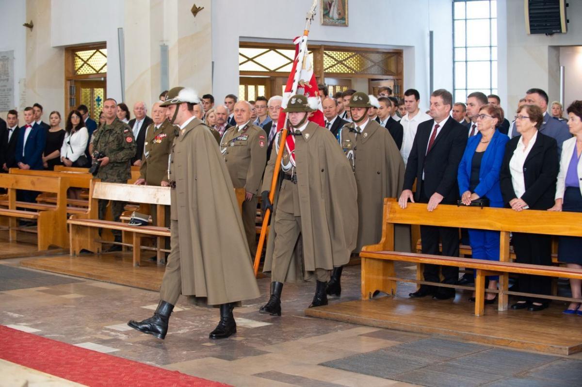 Piękny jubileusz „kustroniówki” rozpoczęła msza św. w lubaczowskiej konkatedrze pod przewodnictwem księdza biskupa Mariusza Leszczyńskiego z udziałem orkiestry wojskowej i pocztów sztandarowych, w tym sztandaru I Batalionu Strzelców Podhalańskich im. gen. bryg. Józefa Kustronia w Rzeszowie. <br/>fot