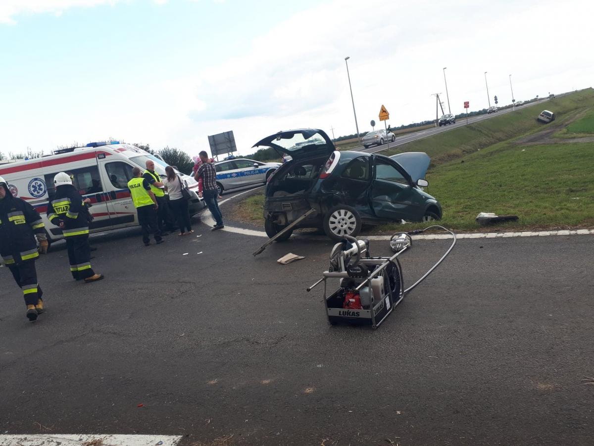 W oddali widać znajdującego się w rowie forda.<br/>fot.Ernest Kocan
