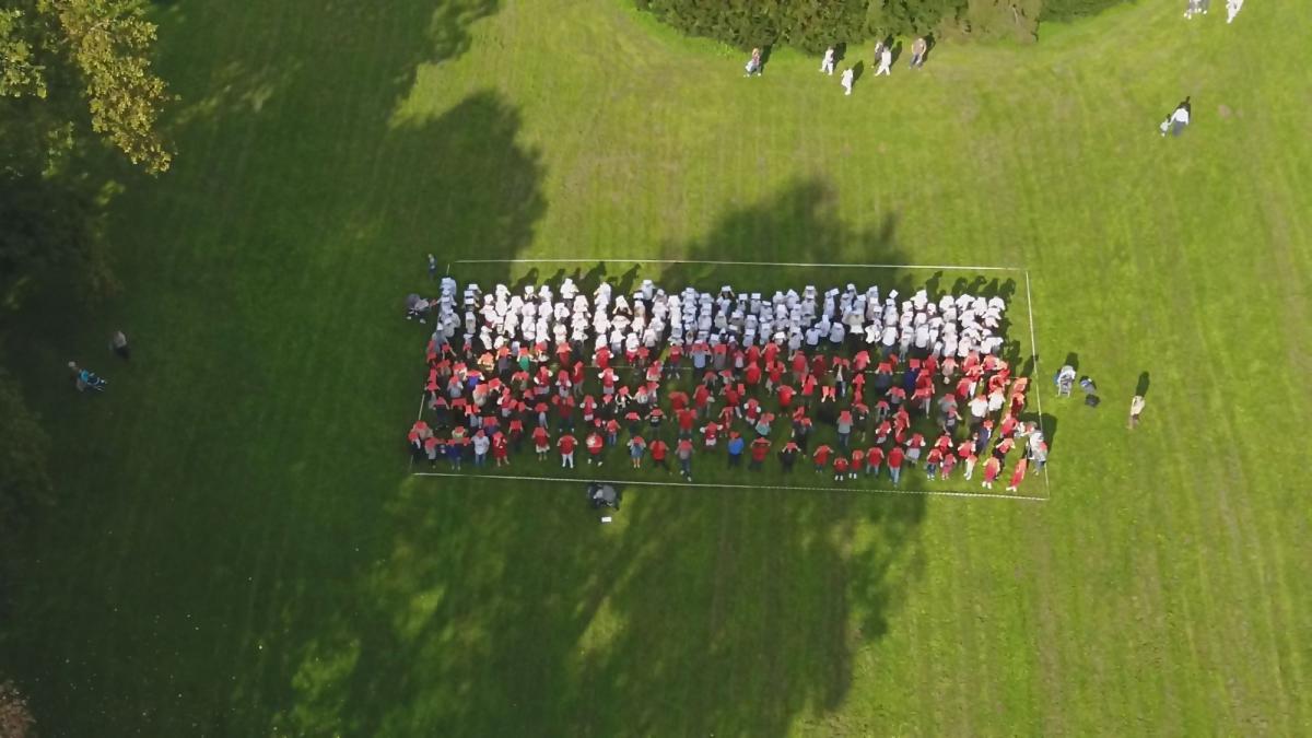 Ponad sto osób formowało żywą flagę. <br/>fot.materiały organizatora