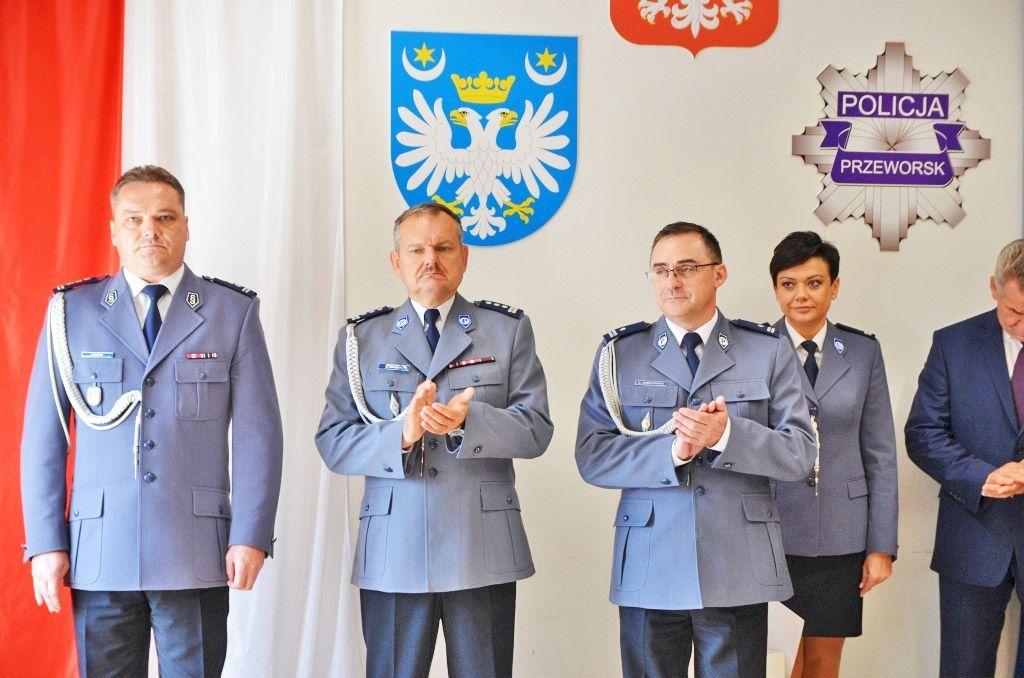 Podinspektor Robert Sobolewski (drugi z lewej) został powołany na stanowisko komendanta powiatowego policji w Przeworsku.<br/>fot.Starostwo Powiatowe w Przeworsku