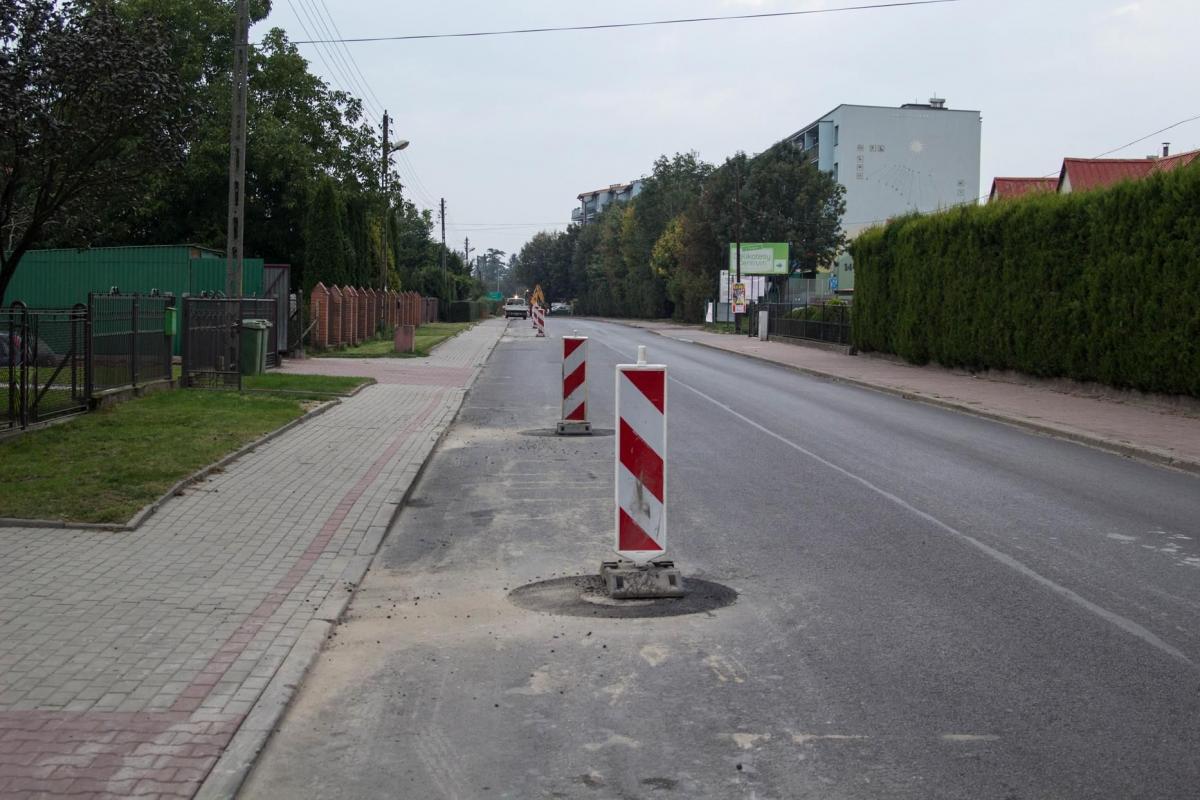 Wykonawca poprawiał w ubiegłym tygodniu studzienki. Pachołki już znikły, ale czy droga została poprawiona?<br/>fot.Bartłomiej Pacek