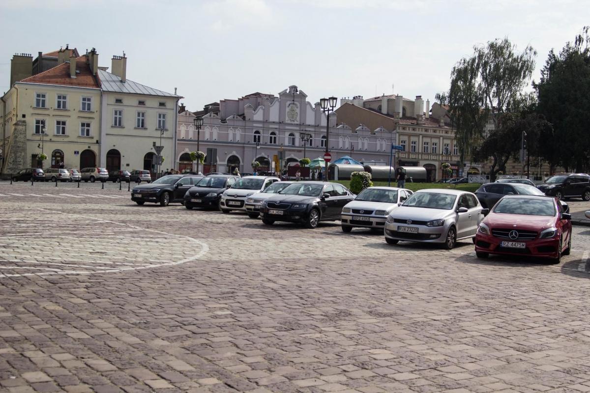 Obecnie Rynek zastawiony jest samochodami. Dla wielu to skandal. Czy projekty ratusza zmienią ten obraz?<br/>fot.Bartłomiej Pacek