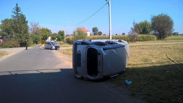 Kierujący samochodem marki Daimlerchrysler, 72-letni mieszkaniec powiatu lubelskiego, wyjeżdżając z drogi serwisowej, nie ustąpił pierwszeństwa przejazdu.<br/>fot.KPP Przeworsk