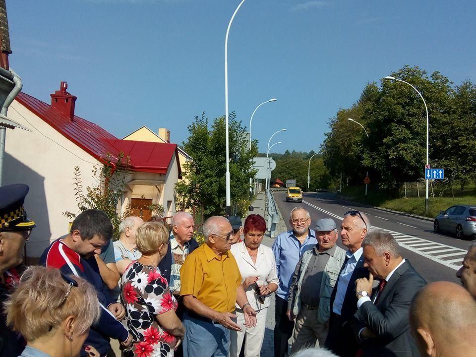 10 września br. przy ul. Sobieskiego 5 zebrali się zainteresowani problemem mieszkańcy, do których przyjechali prezydent miasta Robert Choma i jego zastępca Janusz Hamryszczak. Byli także przedstawiciele Komisji ds. Ruchu Drogowego przy UM w Przemyślu.<br/>fot.ze zbiorów własnych