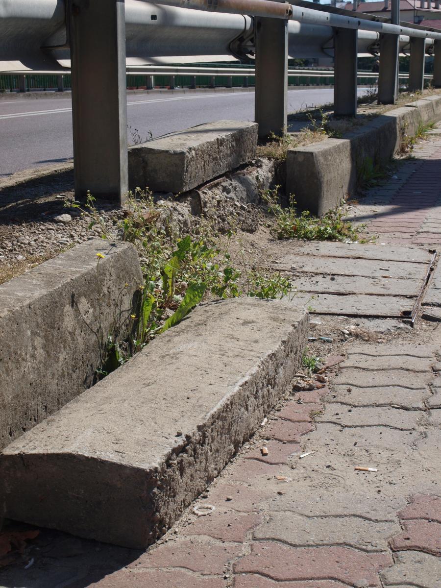 Przez dwa lata na jednym z głównych miejskich traktów – moście im. Orląt Przemyskich – leżą dwa krawężniki.<br/>fot.Mariusz Godos