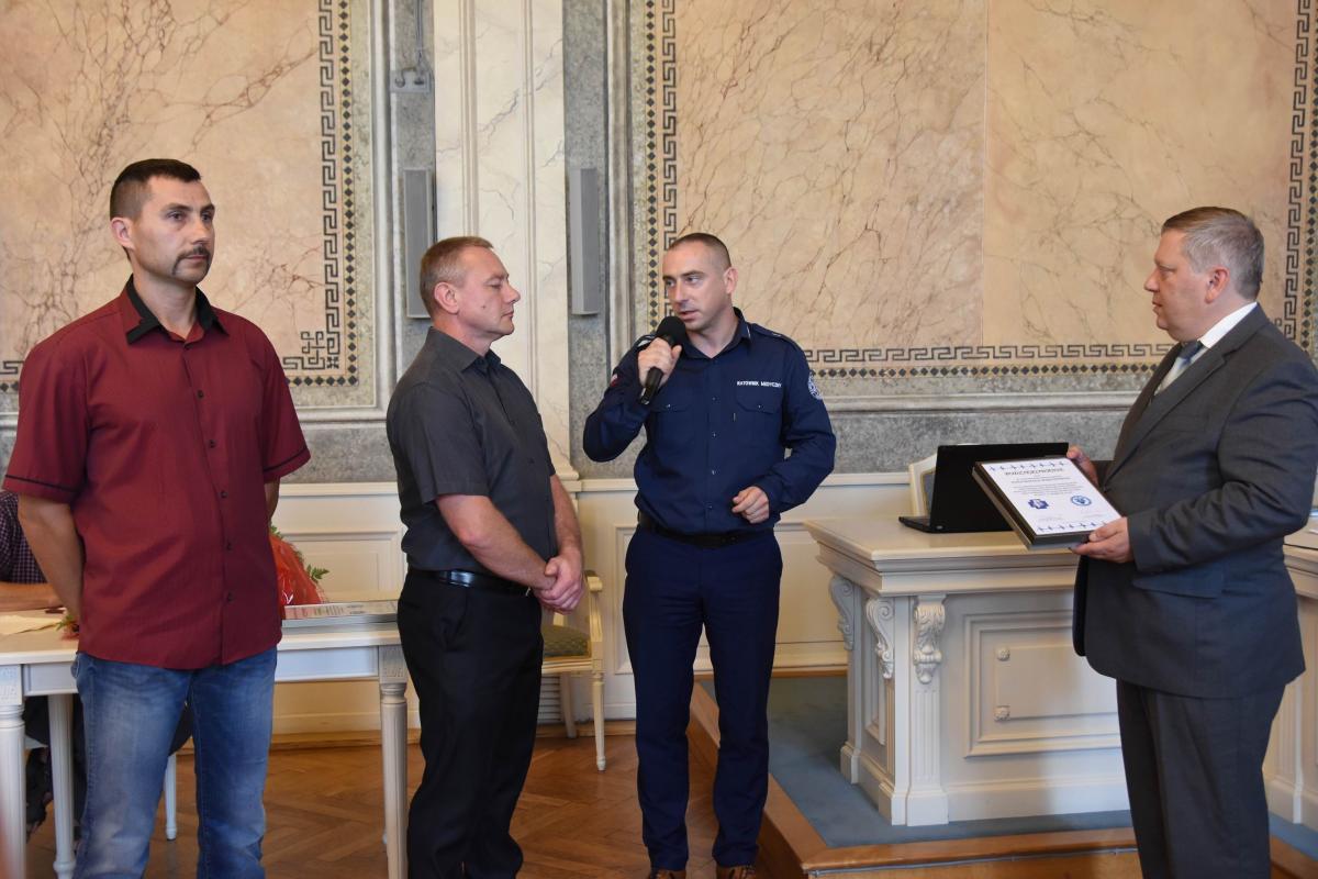Ratownicy Rafał Wertepny i Dariusz Skotnicki otrzymują dyplomy z rąk dyrektora pogotowia Rafała Kijanki i dyrektora szpitala Piotra Ciompy. <br/>fot.Paweł Bugira