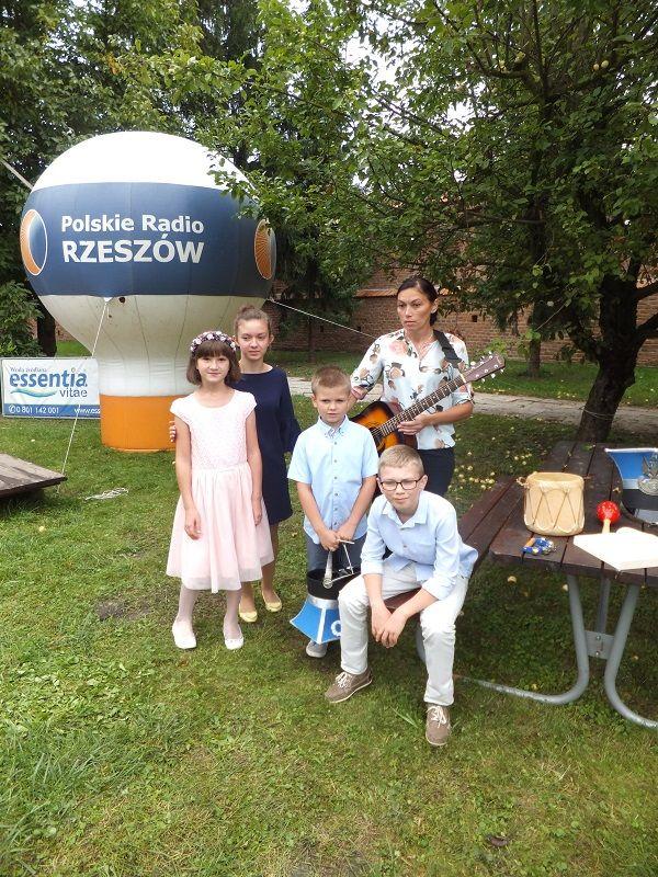 Uczestnicy dnia Rodzicielstwa Zastępczego przenieśli się w okolice sceny jarmarku, gdzie dzieci z rodzin zastępczych zaprezentowały program artystyczny, a po nim chętnie korzystały z atrakcji jarmarku.<br/>fot.Starostwo Powiatowe w Jarosławiu