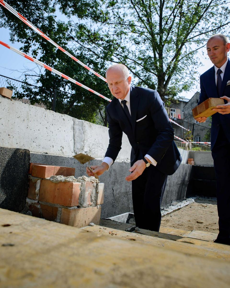 Wmurowanie aktu erekcyjnego w fundamenty powstającego Przemyskiego Centrum Rozwoju Badmintona przy I Liceum Ogólnokształcącym. Na zdjęciu dyrektor I LO Tomasz Dziumak i nauczyciel wuefu Marcin Tulej.<br/>fot.Artur Pinkowicz