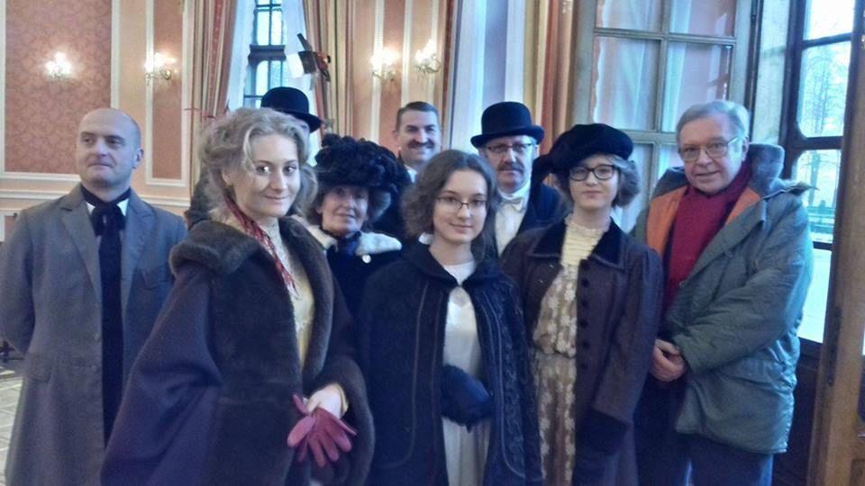 Reżyser „Eteru” Krzysztof Zanussi (pierwszy z prawej) z jarosławskimi statystami w pałacu w Sieniawie.<br/>fot.ze zbiorów własnych