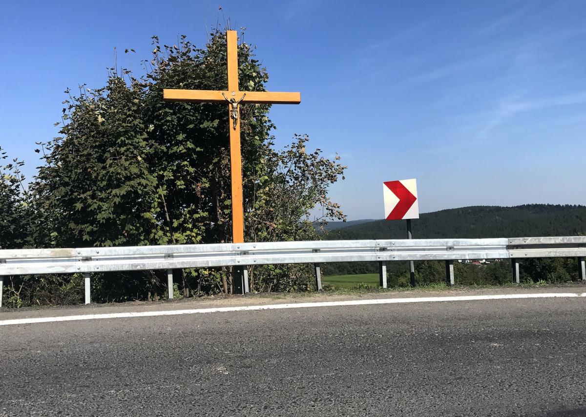 Nowy krzyż stanął dokładnie na tej samej podstawie, na której znajdował się poprzedni.<br/>fot.zbiory własne