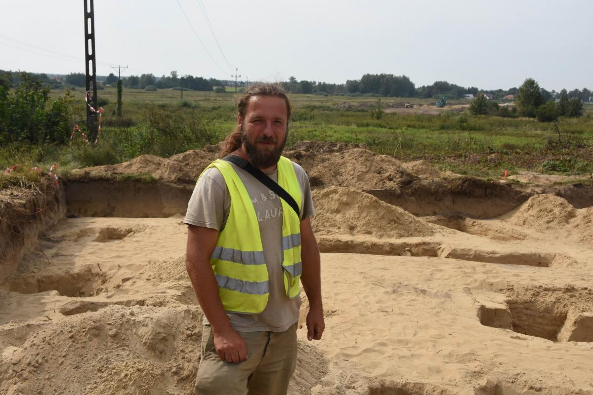 Zdaniem archeologa Radosława Czerniaka odkrycia w Lubaczowie, choć nie są sensacyjne, to bardzo ciekawe, bo świadczą, że ludzie żyli na tym terenie od bardzo dawna.<br/>fot.Paweł Bugira