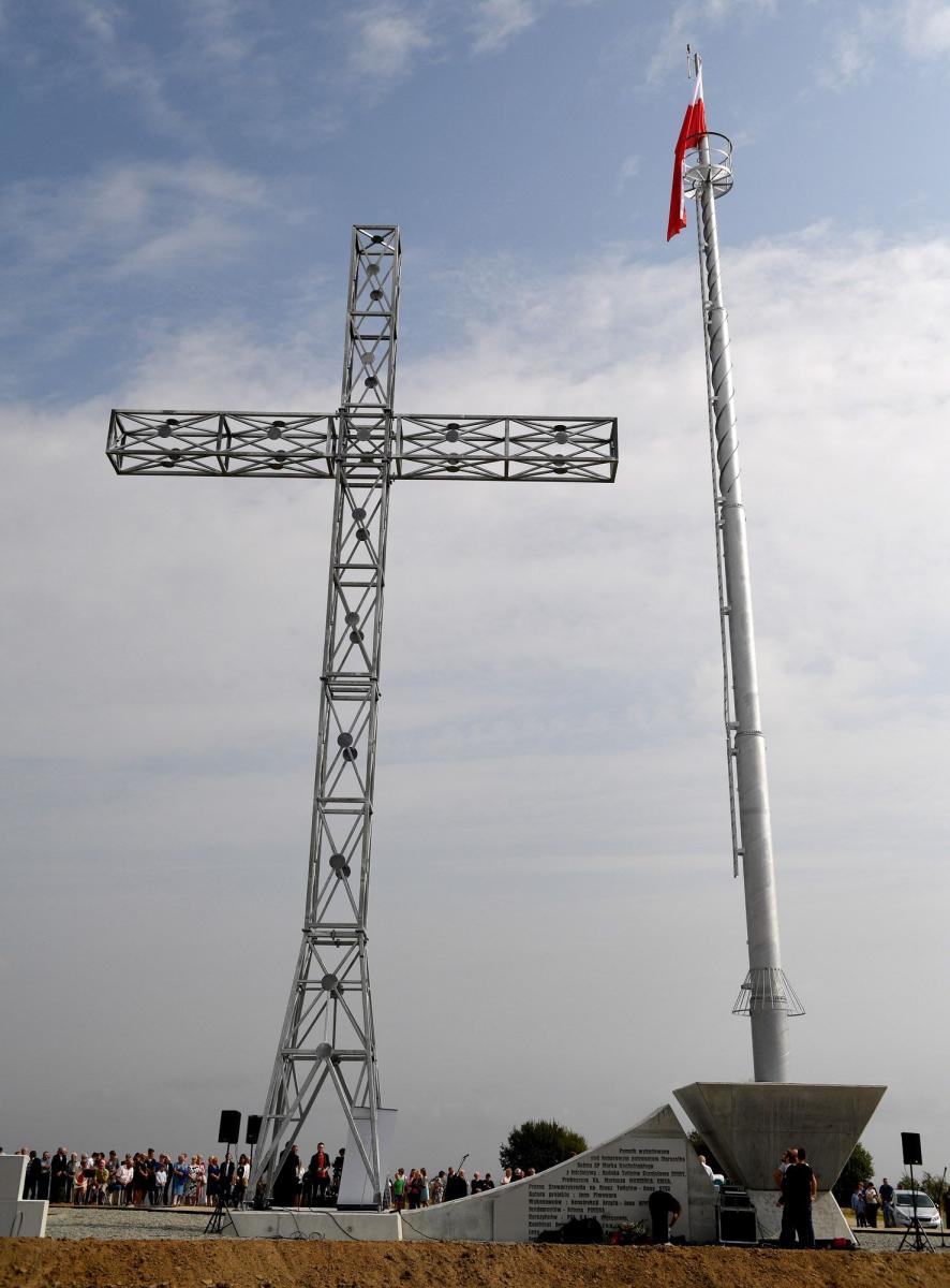 Krzyż i maszt flagowy górują nad okolicą. Są widoczne m.in. z drogi Przemyśl - Pruchnik.