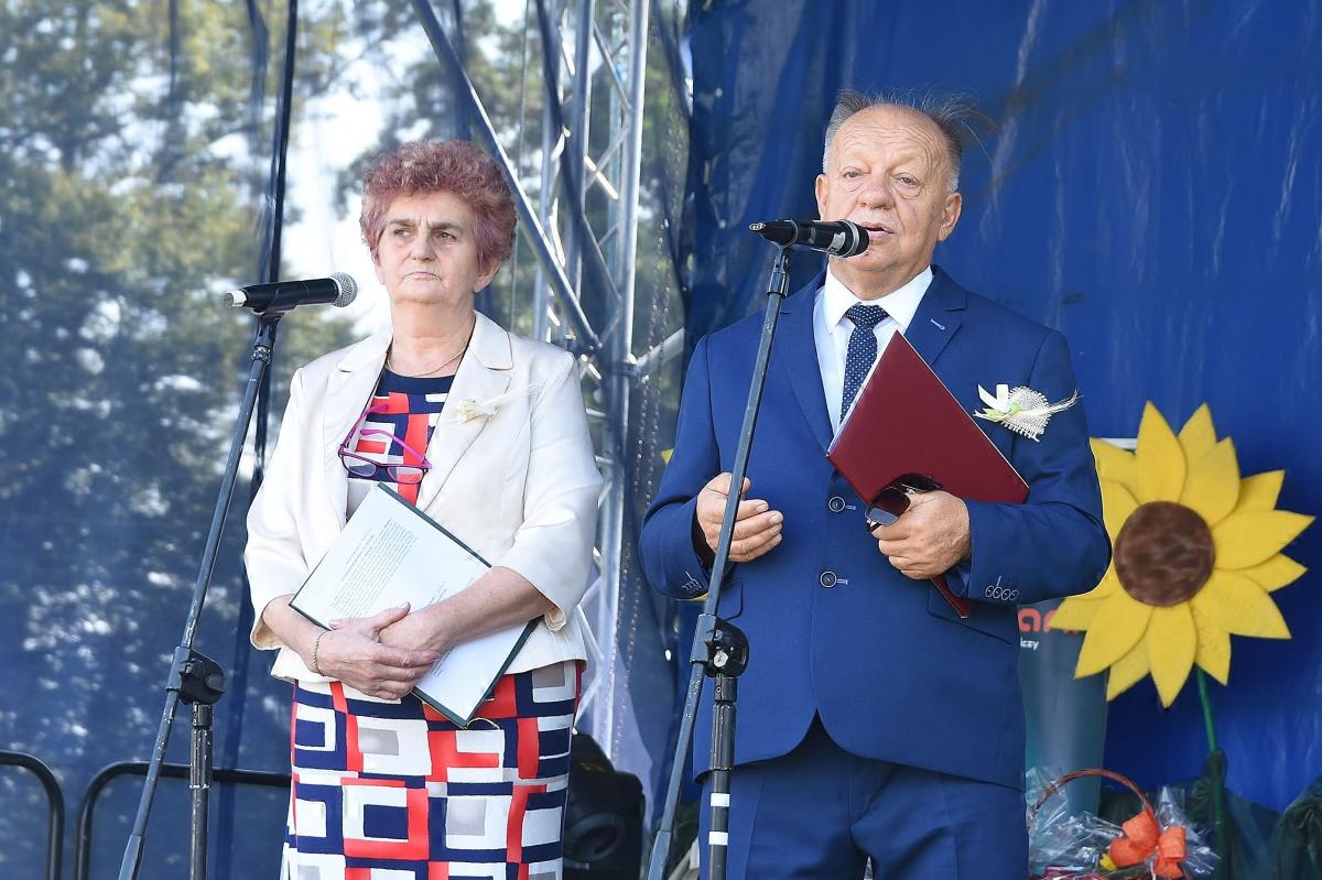 Prezes Stowarzyszenia Sołtysów Powiatu Przemyskiego Maria Jakubowska i starosta Jan Pączek nie potrafią zrozumieć przyczyn decyzji ministra rolnictwa. Zapewniają, że rolnicy na odznaczenia zasłużyli. <br/>fot.Paweł Bugira