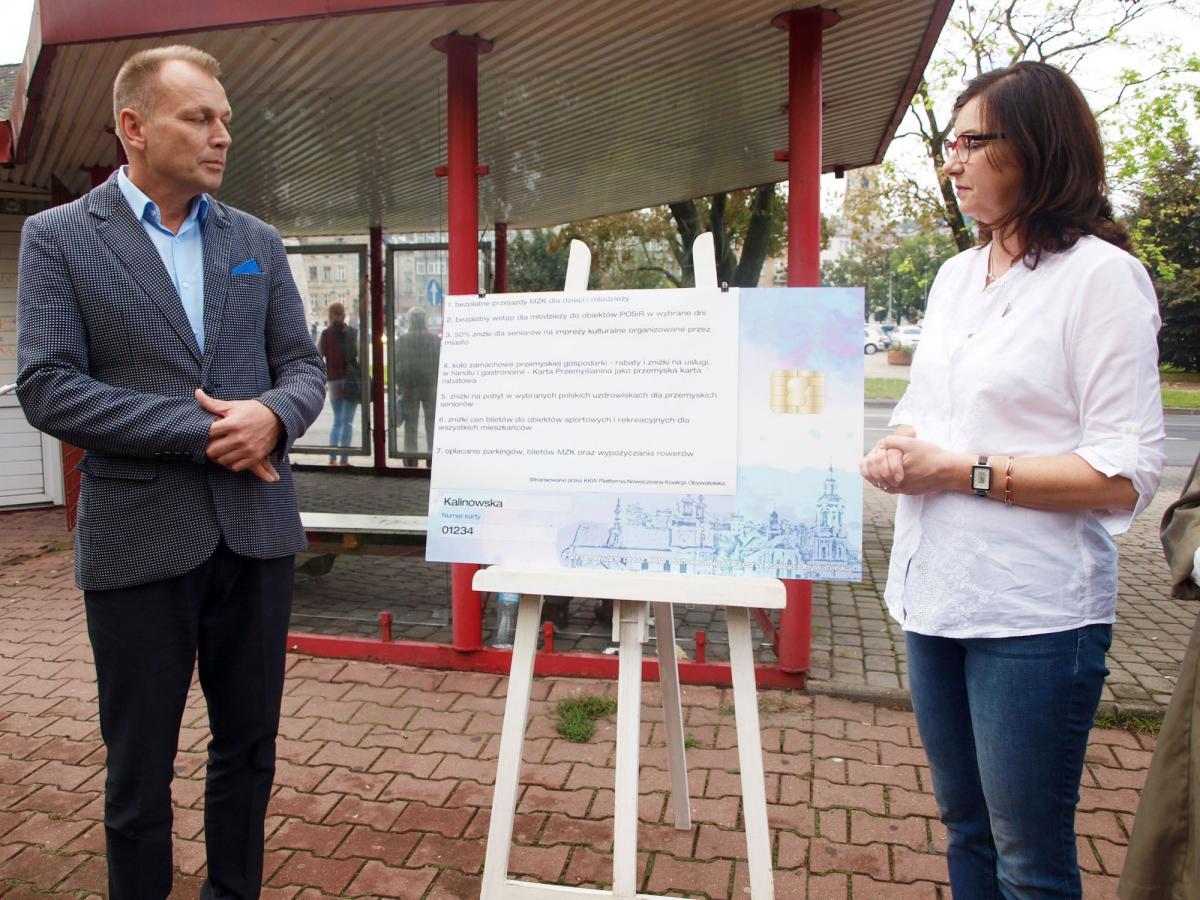W konferencji prasowej za przystankiem MZK przy ul. Jagiellońskiej w Przemyślu wzięli udział Wojciech Błachowicz i Anna Grad-Mizgała.<br/>fot.Mariusz Godos