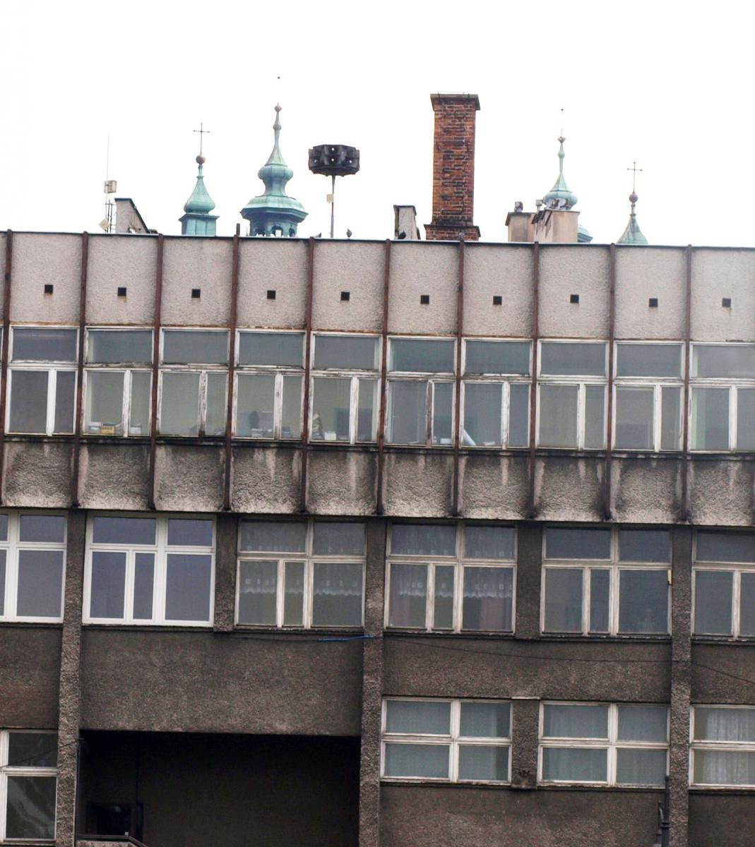 Komin na zapleczu budynku przy ul. Ratuszowej 10A na razie nie zostanie wyburzony. To jednak nie oznacza, że zasadnicze prace remontowe zostaną wstrzymane.<br/>fot.Mariusz Godos