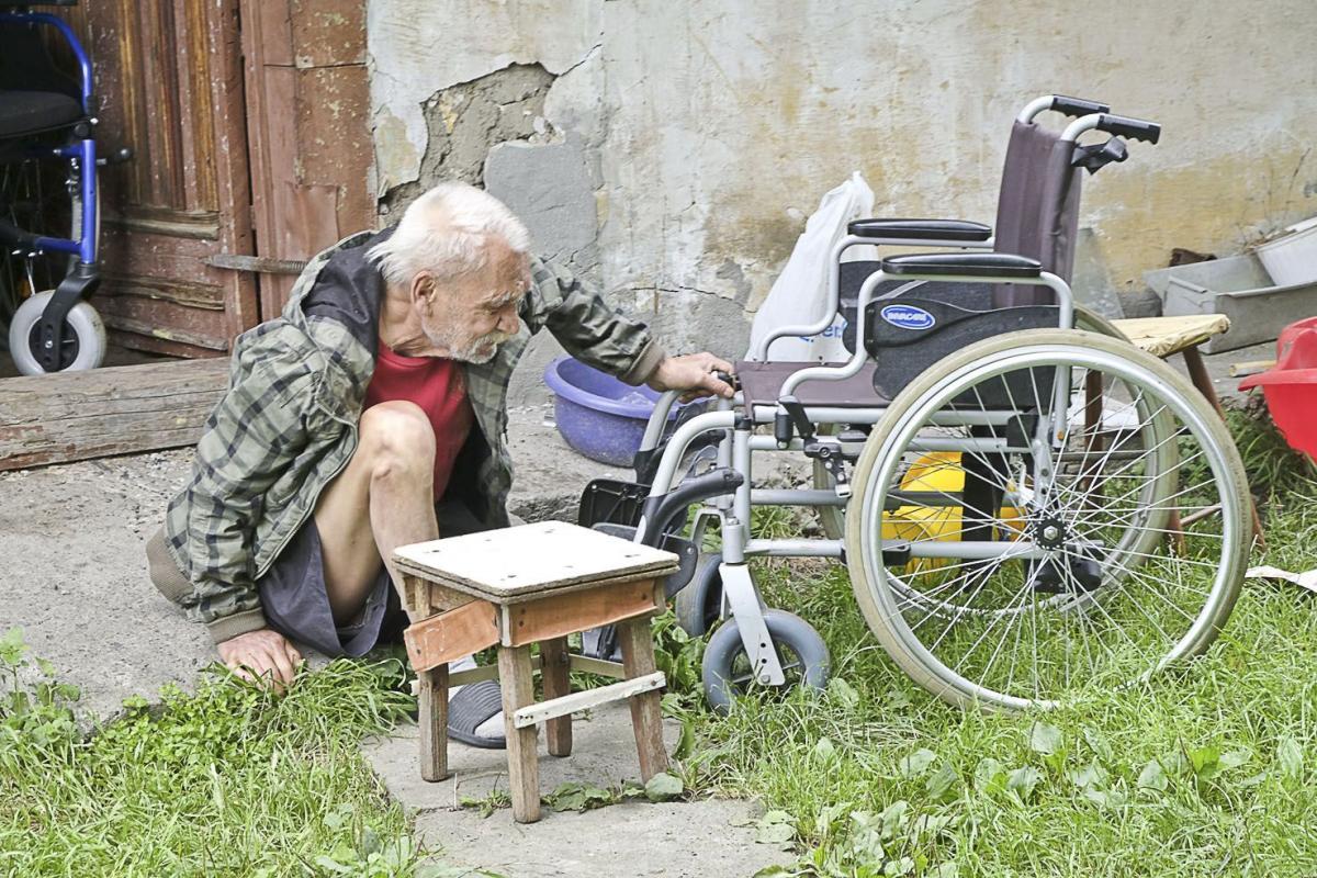Józef po pokonaniu progu przesiada się na drugi wózek.<br/>fot.Jacek Szwic
