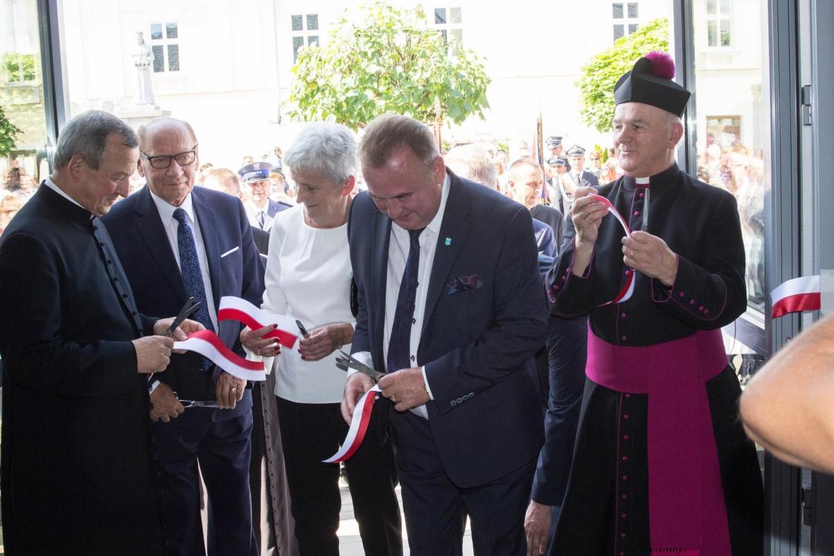 Przecięcie wstęgi otworzyło podwoje imponującego obiektu.<br/>fot.Bartłomiej Pacek