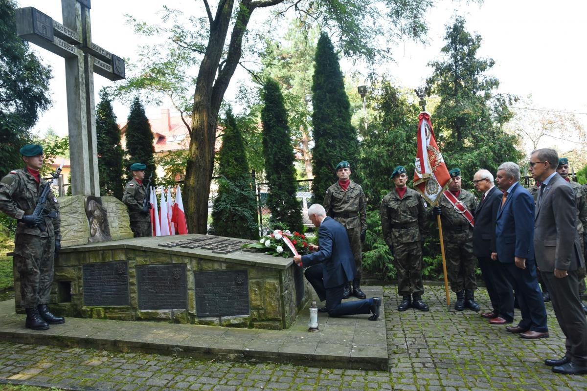 Kwiaty na Pomniku Katyńskim składa prezydent Przemyśla. <br/>fot.Paweł Bugira
