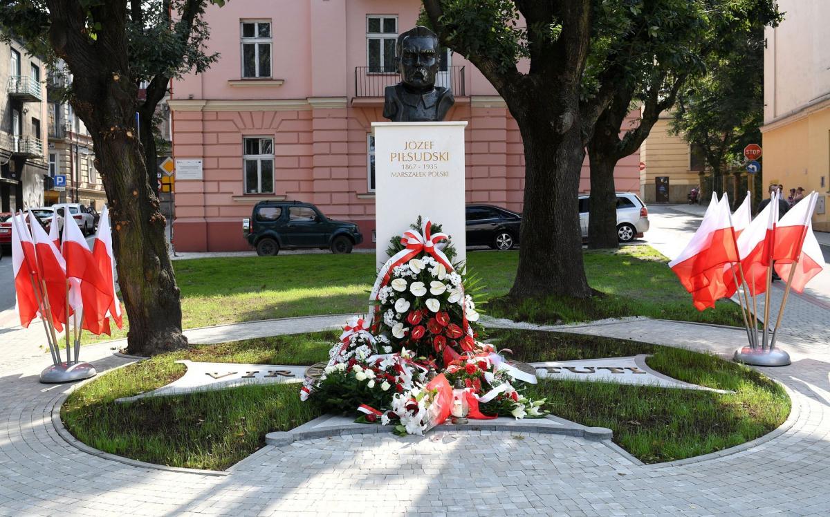 Otoczenie pomnika marszałka Józefa Piłsudskiego zyskało nową aranżację.<br/>fot.zbiory własne