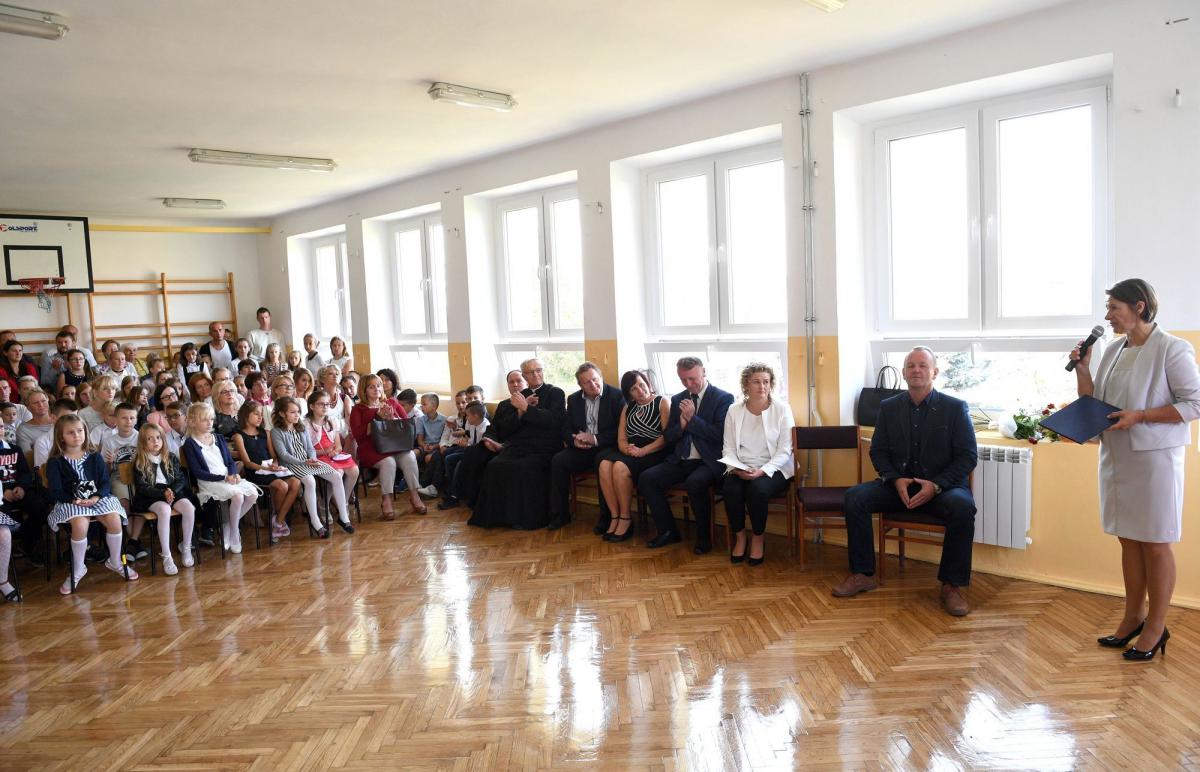 W poniedziałek, 3 września br. nowy rok szkolny zainaugurowali m.in. uczniowie ze Szkoły Podstawowej w Buszkowicach. Nowym dyrektorem placówki została Barbara Kropieniewicz (z prawej). W uroczystości uczestniczył Krzysztof Składowski, wójt gminy Żurawica.<br/>fot.zbiory własne