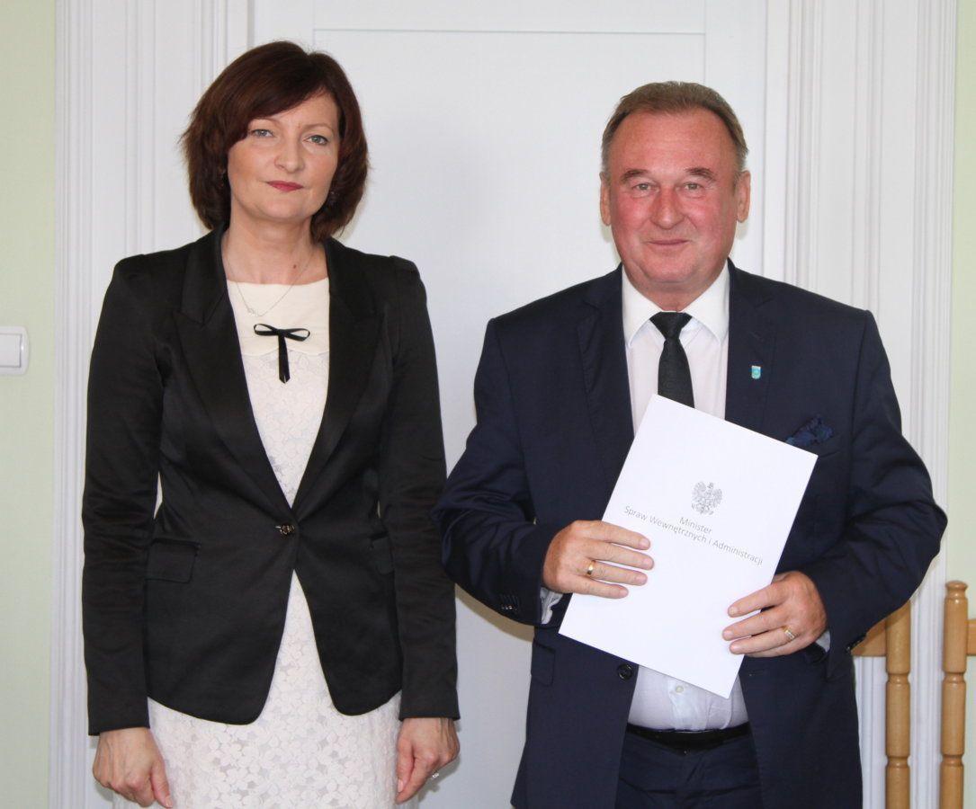 Promesę dla gminy Sieniawa z rąk wojewody podkarpackiego Ewy Leniart odebrał burmistrz miasta i gminy Sieniawa Adam Woś. <br/>fot.PUW Rzeszów