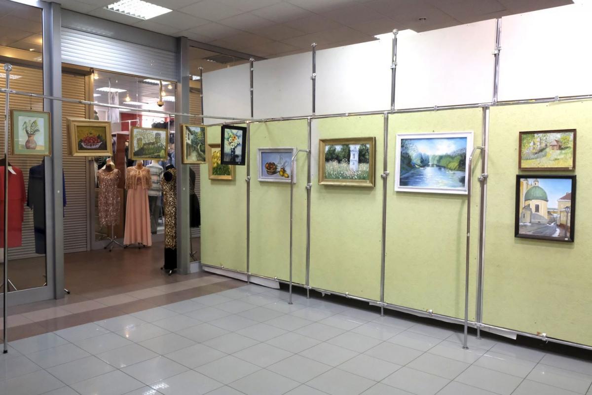 Fragment wystawy Elżbiety Chorążykiewicz w galerii „Pod Szpakiem”.<br/>fot.Jacek Szwic