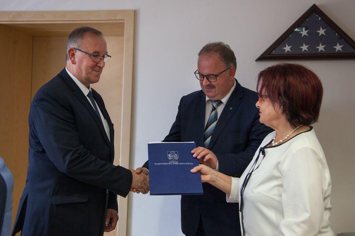 Oficjalną umowę w sprawie dofinansowania dla miasta i gminy Narol podpisano 29 sierpnia w siedzibie Urzędu Marszałkowskiego w Rzeszowie. Parafowali ją wicemarszałek Maria Kurowska oraz członek zarządu województwa Piotr Pilch. Z rąk wymienionych dokument odbiera burmistrz Narola Stanisław Woś.<br/>fo