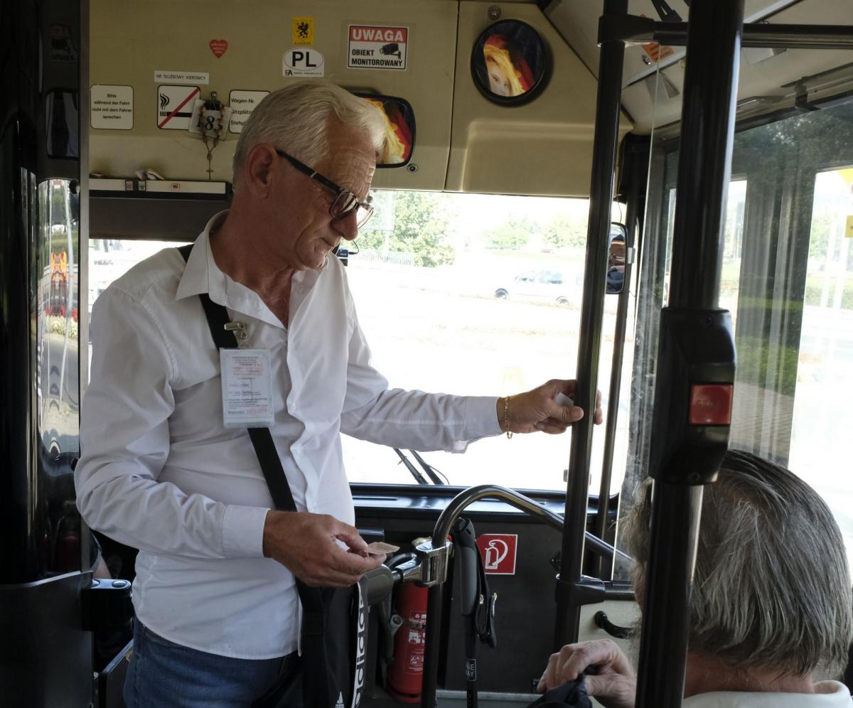 Kontroler numer 084 podczas pracy w autobusie linii nr 2.<br/>fot.Jacek Szwic