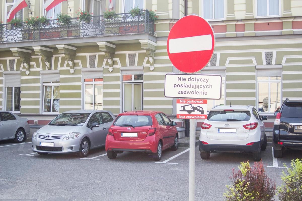 W sąsiedztwie budynku starostwa znajduje się sąd rejonowy, nieco dalej komenda policji czy urząd pracy. Żaden z obiektów nie ma własnego parkingu, więc w okolicy o miejsce do pozostawienia samochodu nie jest łatwo. <br/>fot.Bartłomiej Pacek