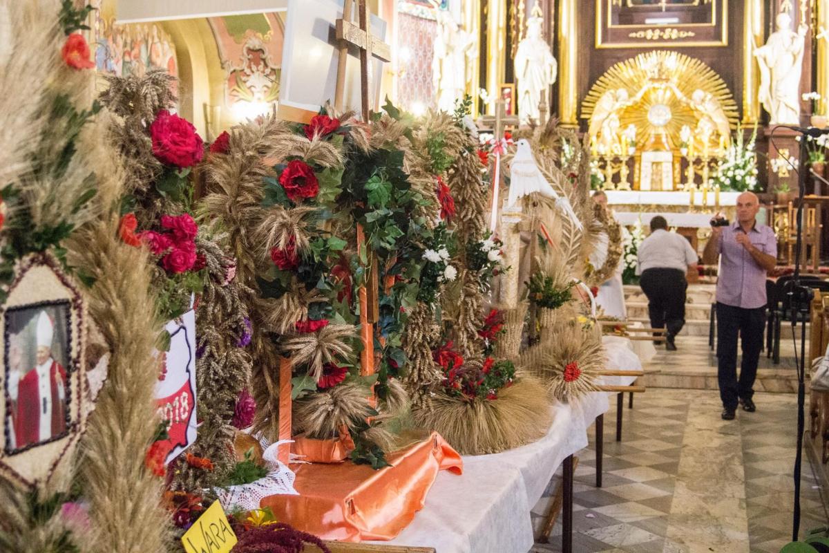 Jak zwykle częścią dożynek była prezentacja misternie wykonany wieńców.<br/>fot.Bartłomiej Pacek