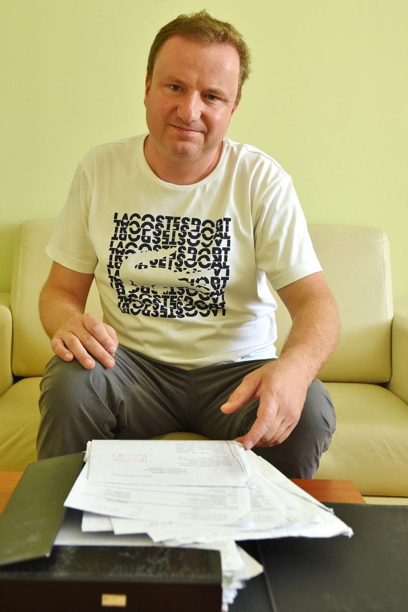 – W urzędzie gminy powiedzieli mi, że trzeba było sobie przed przetargiem przyjechać i wszystko wymierzyć. To znaczy, że miałem sobie zrobić prywatny audyt? To za co zapłacili 40 tysięcy złotych? – zastanawia się Krzysztof Szul.<br/>fot.Paweł Bugira