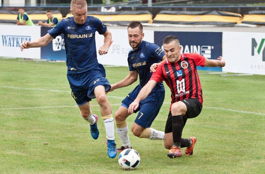 Mateusz Kocur (z prawej) po raz pierwszy w tym sezonie wyszedł w podstawowej „jedenastce” Wólczanki Stal Systems.<br/>fot.www.stalrzeszow.pl