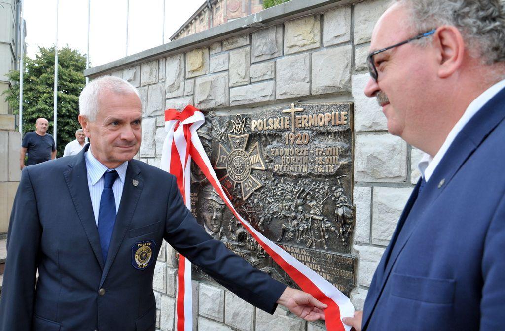 Tablicę uroczyście odsłonili prezydent Przemyśla Robert Choma wspólnie z członkiem Zarządu Województwa Podkarpackiego Piotrem Pilchem.<br/>fot.Agata Czereba / UM Przemyśl