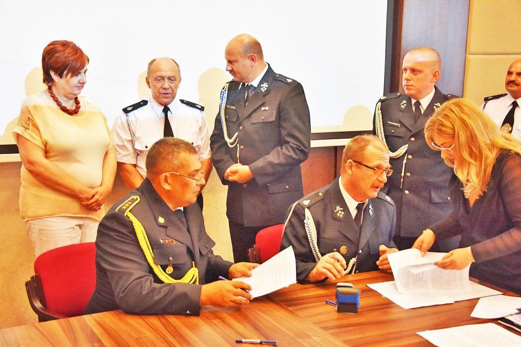 Podpisanie umowy na zakup wozu nastąpiło 10 sierpnia. Jednak druhowie ze Świętoniowej muszą uzbroić się w cierpliwość, bo procedura przetargowa potrwa jeszcze kilka miesięcy.<br/>fot.UG Przeworsk