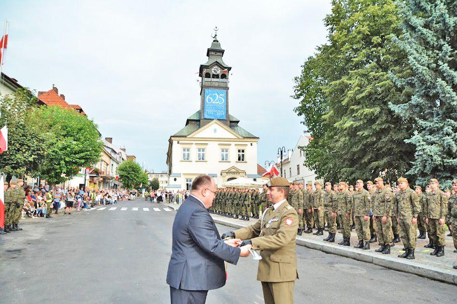 Burmistrz L. Kisiel przekazał dowódcy 34 Batalionu Lekkiej Piechoty szablę, tzw.  radziwiłłówkę.<br/>fot.UM Przeworsk
