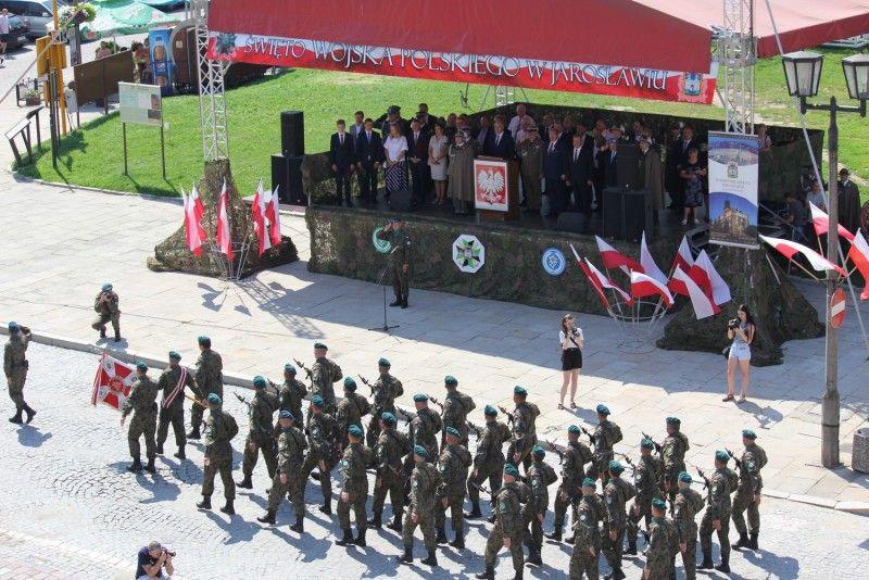 Zwieńczeniem obchodów była defilada na Rynku, w której uczestniczyli żołnierze jarosławskiego garnizonu.<br/>fot.UM Jarosław