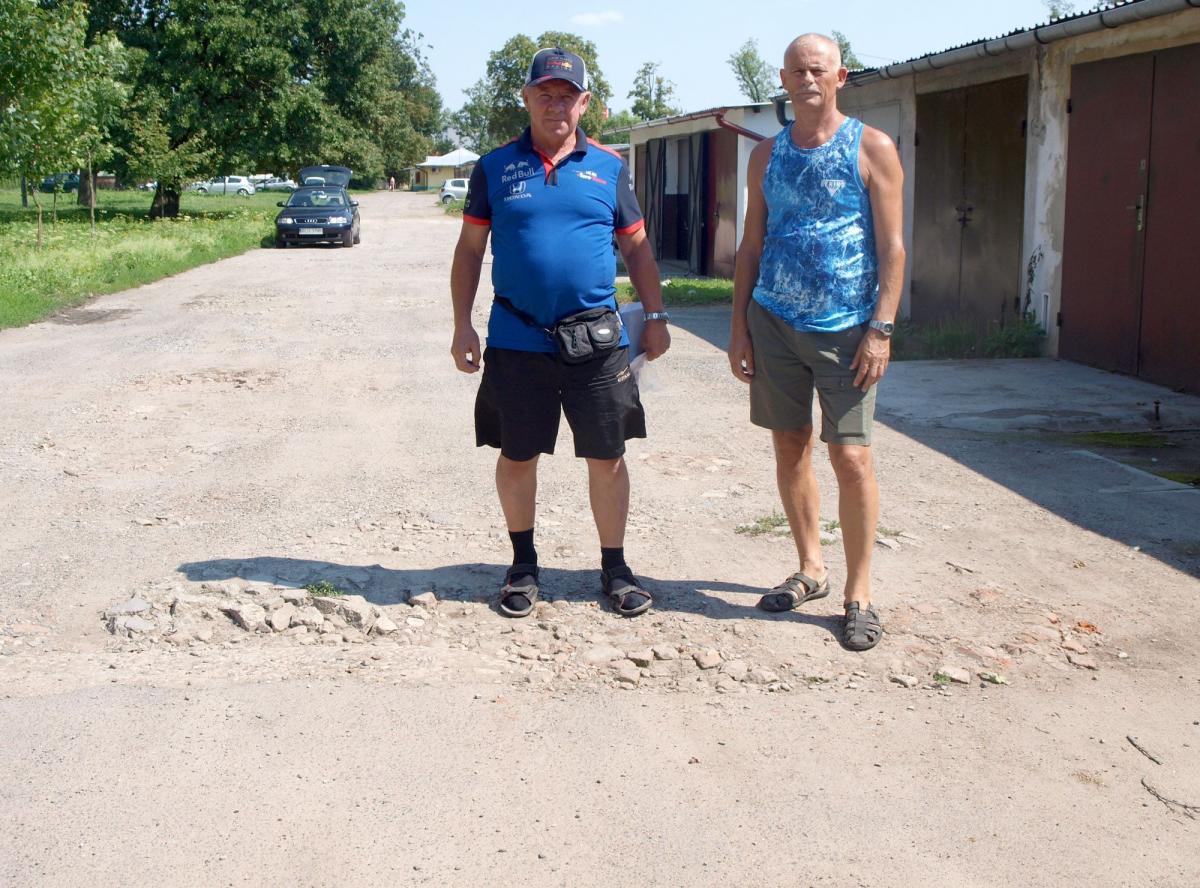 – Poprzez złe oznakowanie wielu kierowców zaczęło tę nieutwardzoną, gruntową drogę garażową traktować jak skrót, jadąc z ulicy Zielińskiego do ulicy Batorego – tłumaczy Alfred Krukiewicz (z lewej). – Częściej jeżdżą tędy pojazdy obce niż użytkownicy garaży! Przecież tak dalej być nie może – dodał Mi