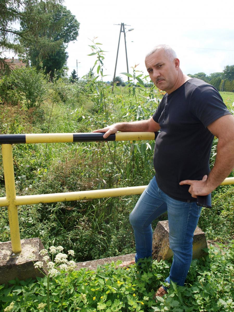  Ten potok ciągnie się przez całe Bolestraszyce i zbiera wszystkie wody opadowe, odprowadzając je do Sanu. A raczej zbierał, bo jest zupełnie niedrożny – twierdzi mieszkaniec Bolestraszyc Piotr Sroka.<br/>fot.Mariusz Godos