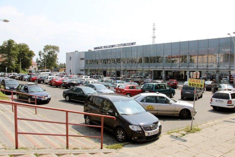 Do końca sierpnia br. miejski parking przed dworcem PKP w Jarosławiu będzie jak nowy.<br/>fot.Tomasz Skoczylas
