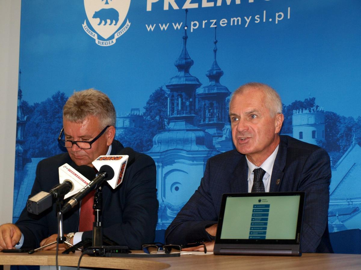 Z aplikacji korzystają już władze miasta, na czele z prezydentem Robertem Chomą (z prawej) oraz jego zastępcą Januszem Hamryszczakiem.<br/>fot.Mariusz Godos