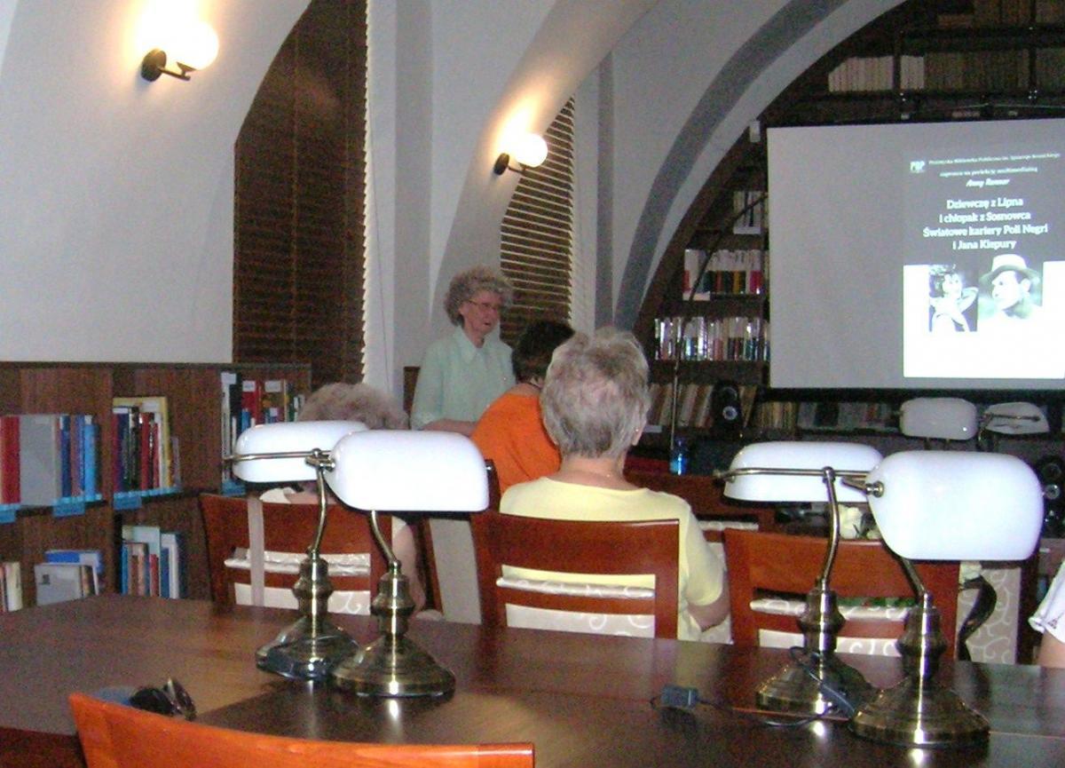 Prelekcja Anny Renner o Poli Negri i Janie Kiepurze w Przemyskiej Bibliotece Publicznej.<br/>fot.Katarzyna Bednarz-Soja