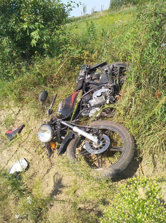Efektem kolizji był zniszczony motocykl.<br/>fot.KPP Przeworsk