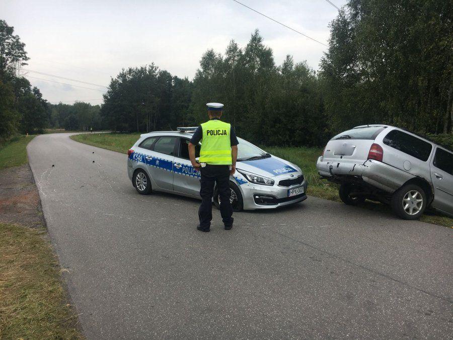 Uciekający kierowca zachowywał się niebezpiecznie. Policjanci postanowili zepchnąć forda z drogi, uniemożliwiając mu dalszą jazdę.<br/>fot.KPP Kolbuszowa