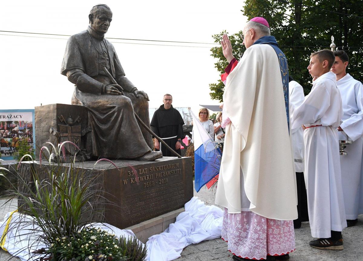Odsłonięcie pomnika papieża Jana Pawła II to jego symboliczny powrót na kalwaryjskie wzgórze.<br/>fot.zbiory własne