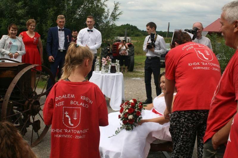 W dniu ślubu zasłużeni krwiodawcy Karolina i Arek mieli wokół siebie wielu przyjaciół ze stowarzyszenia HDK. Również teraz mogą liczyć na ich wsparcie.<br/>fot.ze zbiorów własnych