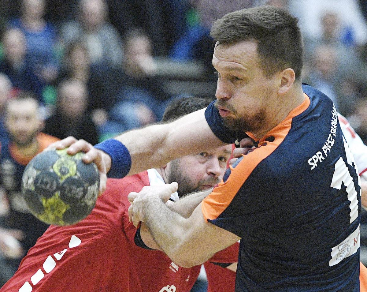 Michał Kubisztal (z piłką, w starciu z bratem Maciejem) został nowym zawodnikiem SRS Czuwaju Przemyśl. To ogromne wzmocnienie ekipy Piotra Kroczka.<br/>fot.zbiory własne