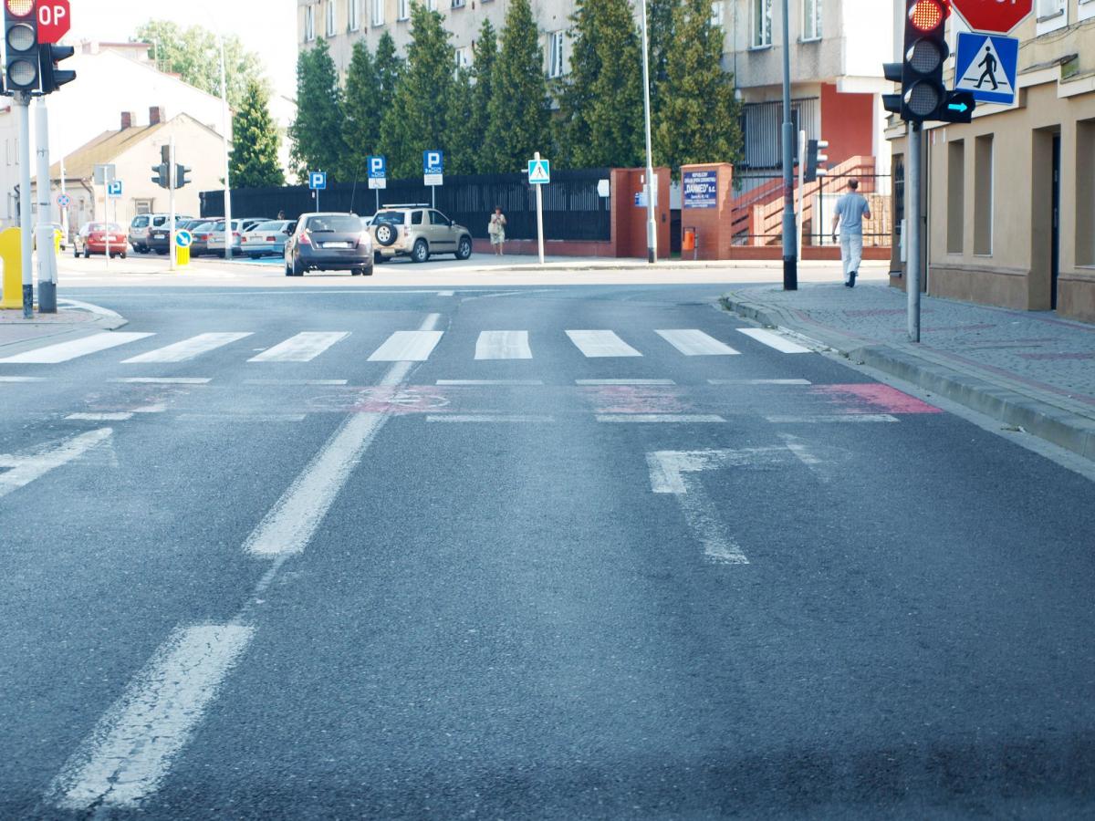 .: Na wielu przemyskich ulicach oznakowania poziomego już praktycznie nie widać.<br/>fot.Mariusz Godos
